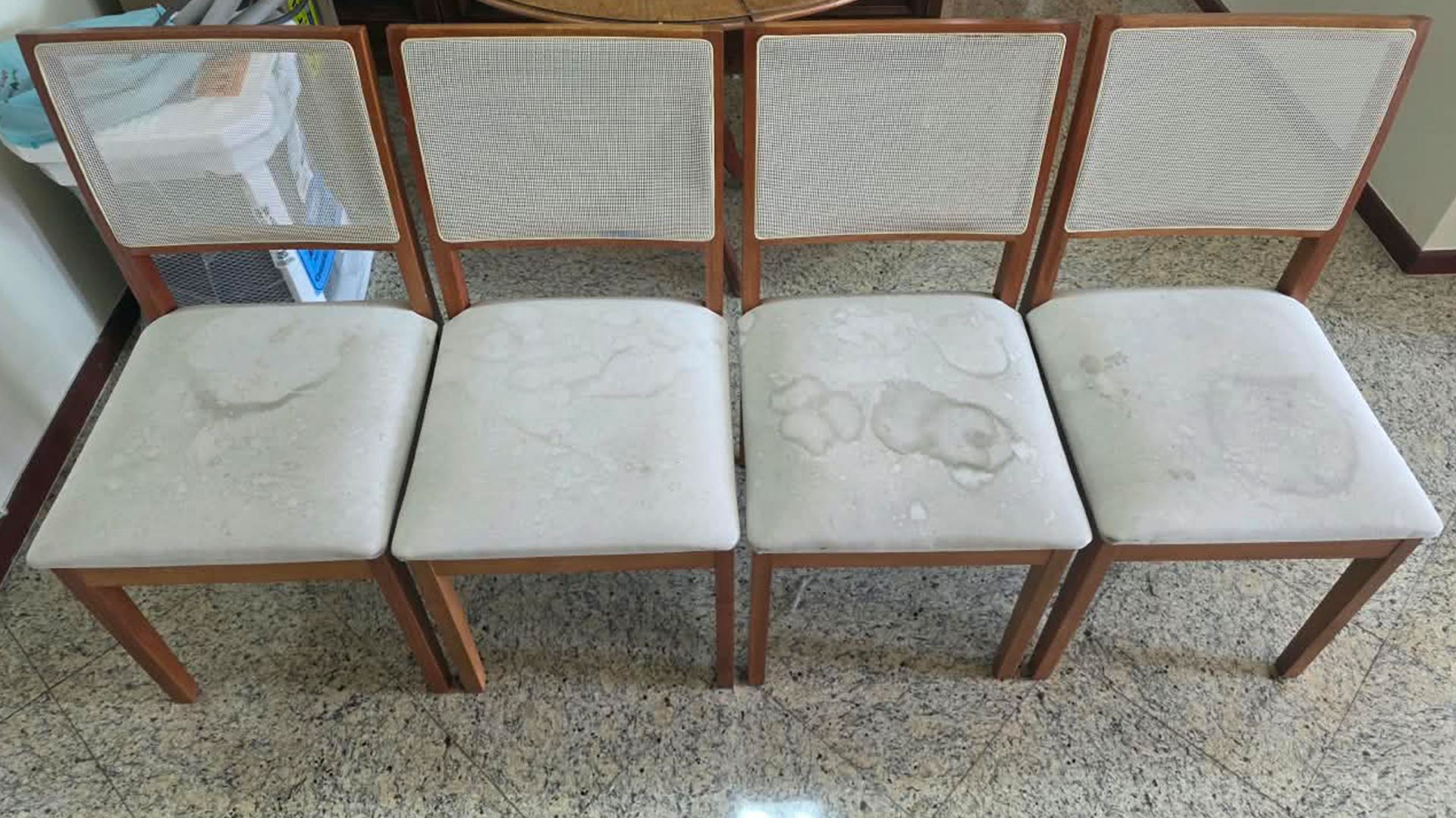 Cadeiras antes da higienização, com manchas e sujeira nos bancos