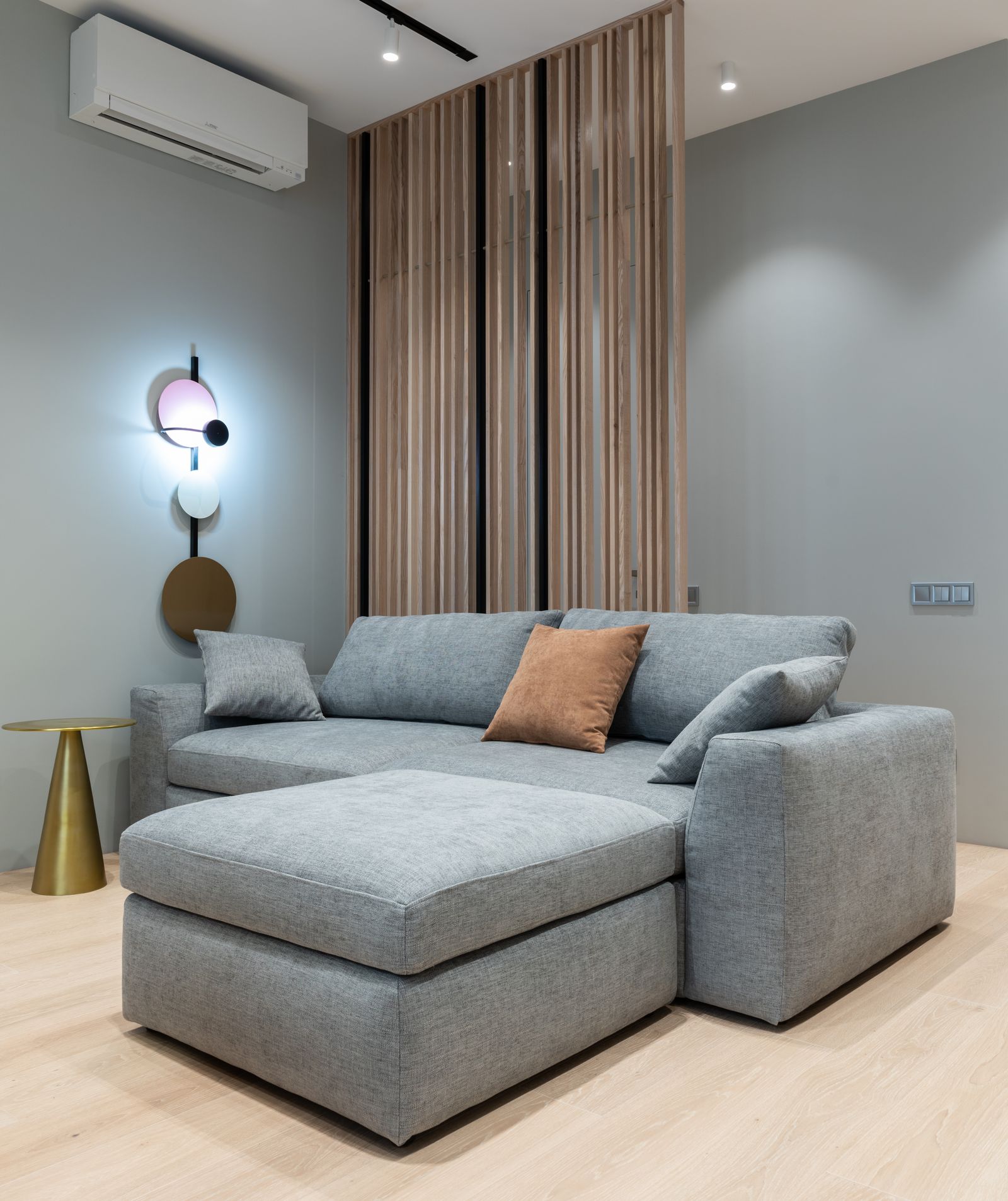 Sofá depois da higienização, com aparência renovada